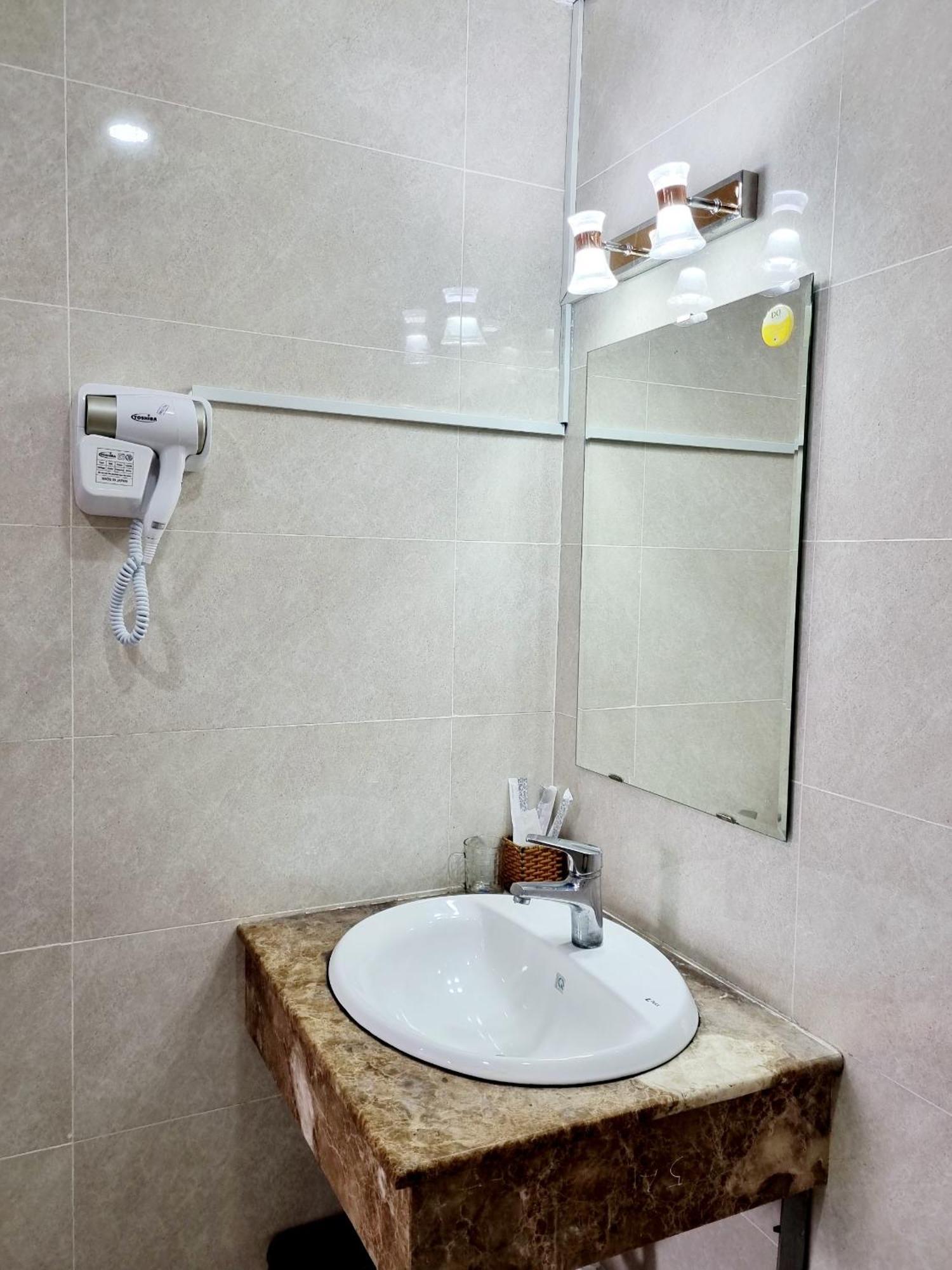 Minh Khue Hotel Vĩnh Long エクステリア 写真